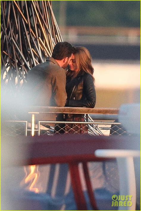 ana de armas sexy scene|Chris Evans enjoys a steamy kiss with Ana De Armas onset